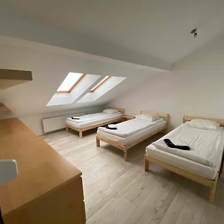 Kleine Weisse Doppelhaushaelfte *