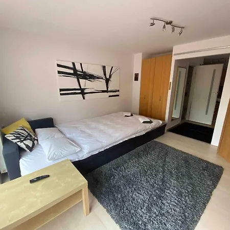 Kleine Weisse Doppelhaushaelfte *