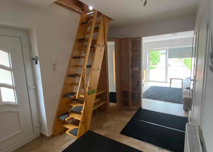 Kleine Weisse Doppelhaushaelfte