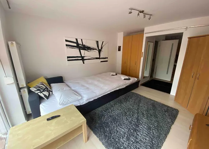 Kleine Weisse Doppelhaushaelfte *